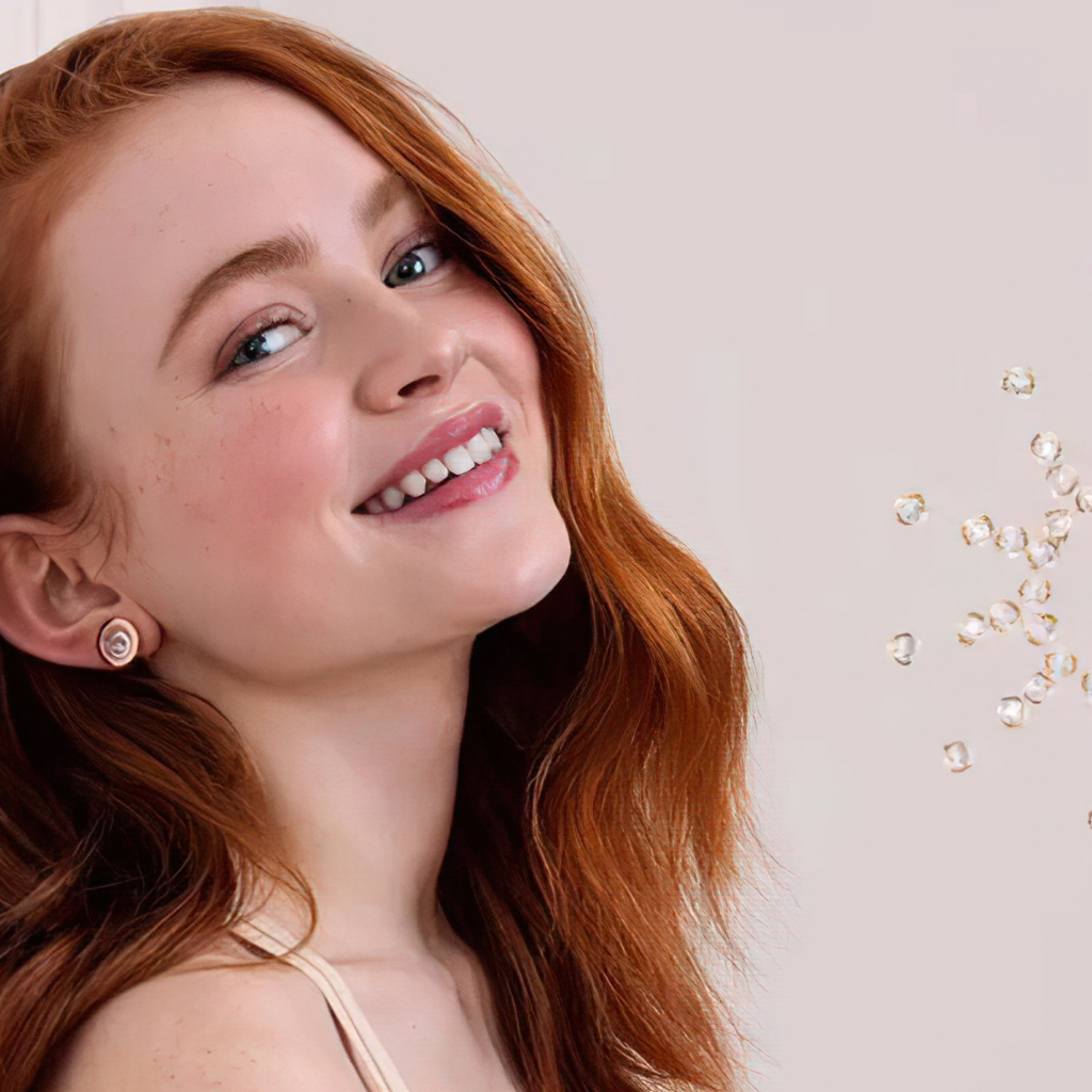 Молодая рыжеволосая девушка Сэди Синк