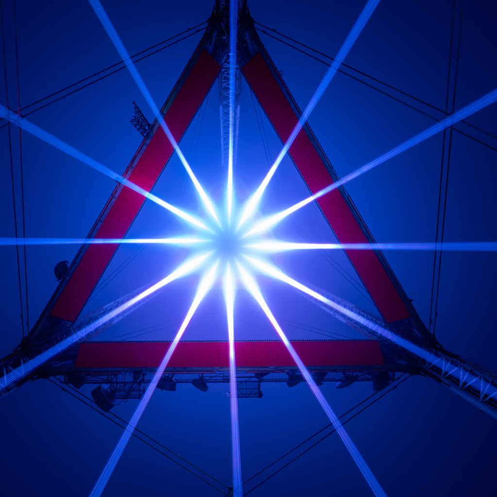 Яркий свет софитов в треугольнике