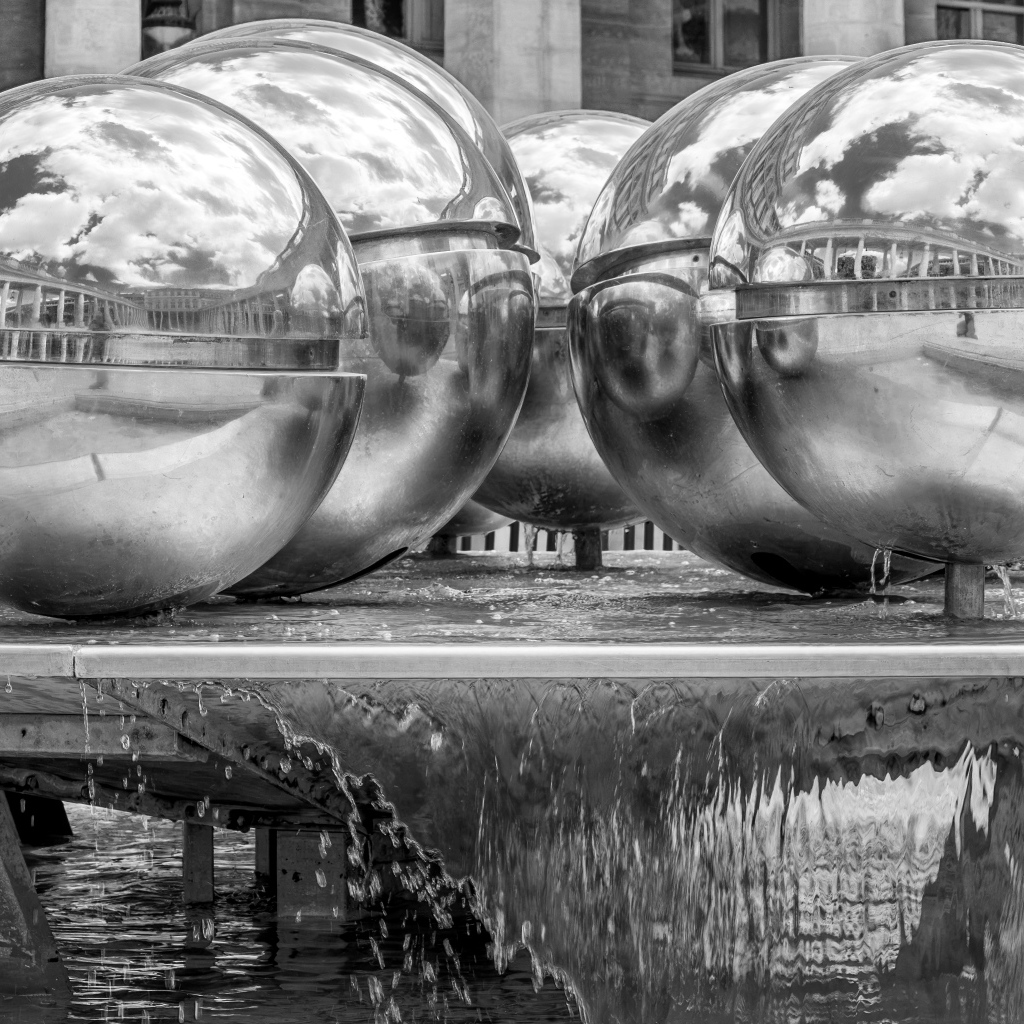 Большие металлические шары у воды