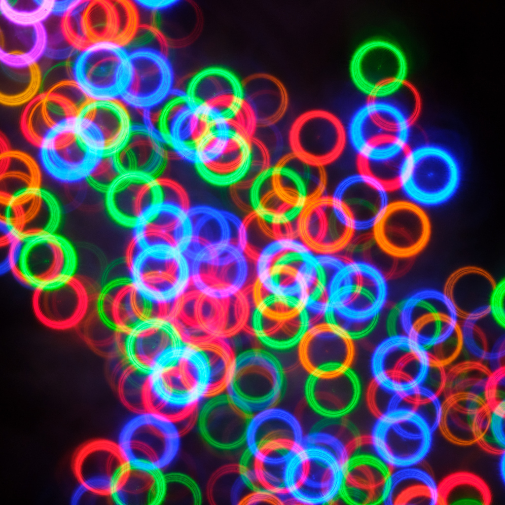 Разноцветные неоновые круги на черном фоне