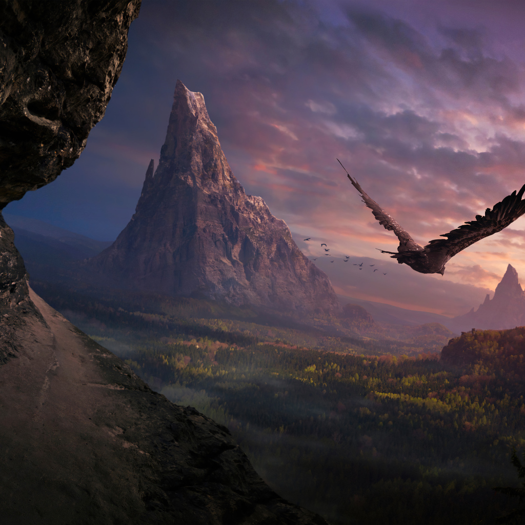 Большой орел летит над горами на закате