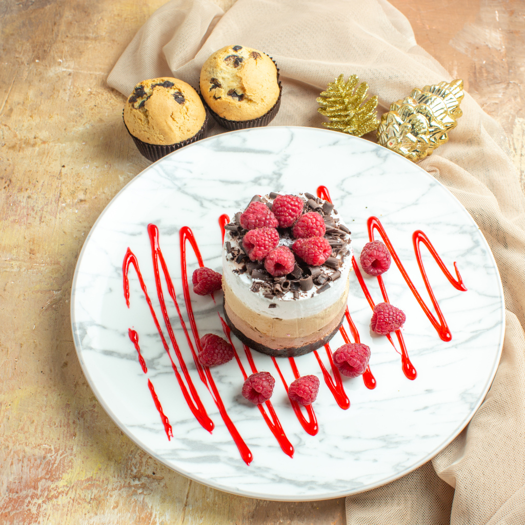 Пирожное три шоколада с ягодами малины