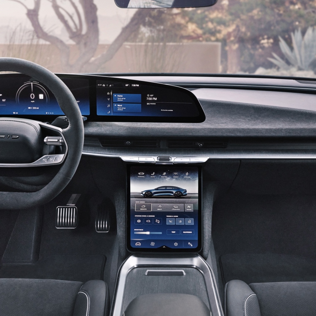 Салон автомобиля  Lucid Air Sapphire 2023 года