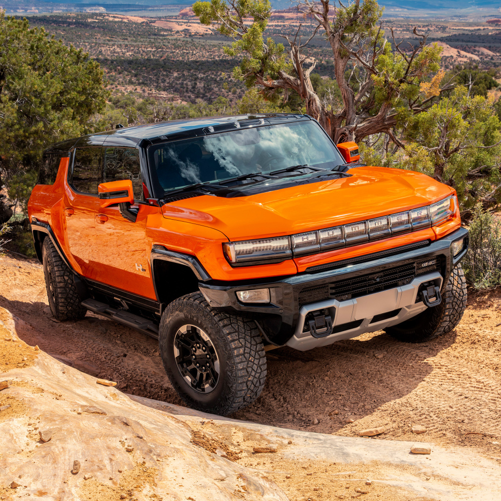 Внедорожник GMC Hummer EV 2024 года в горах