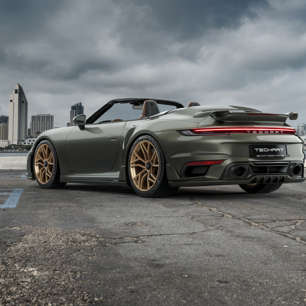 Автомобиль TechArt GTsport Cabrio 2024 года на фоне города