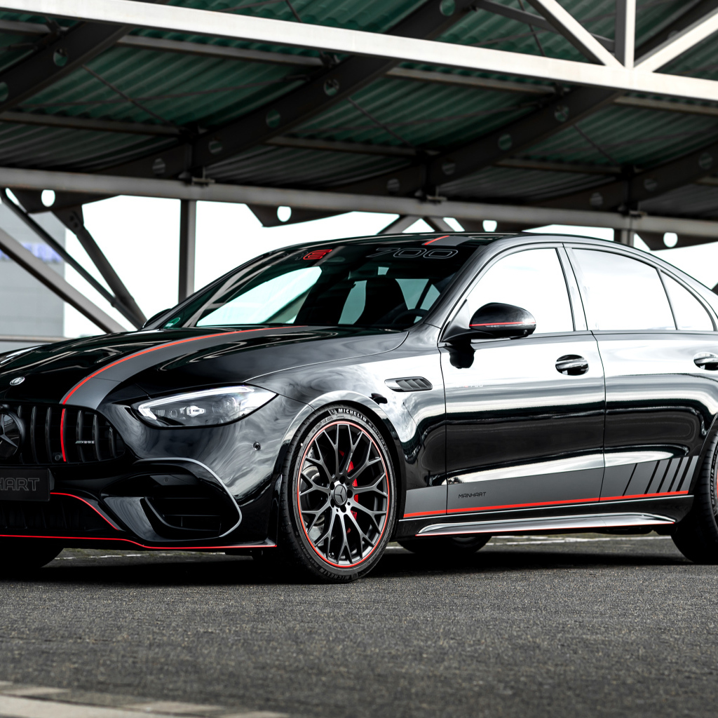 Черный автомобиль Manhart CRE 700 2024 года