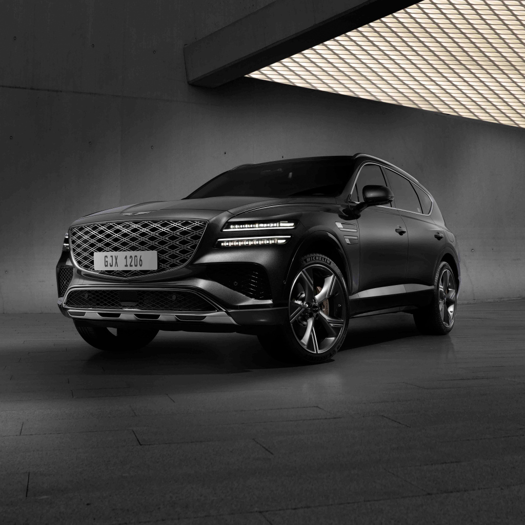 Черный автомобиль  Genesis GV80 AWD в здании