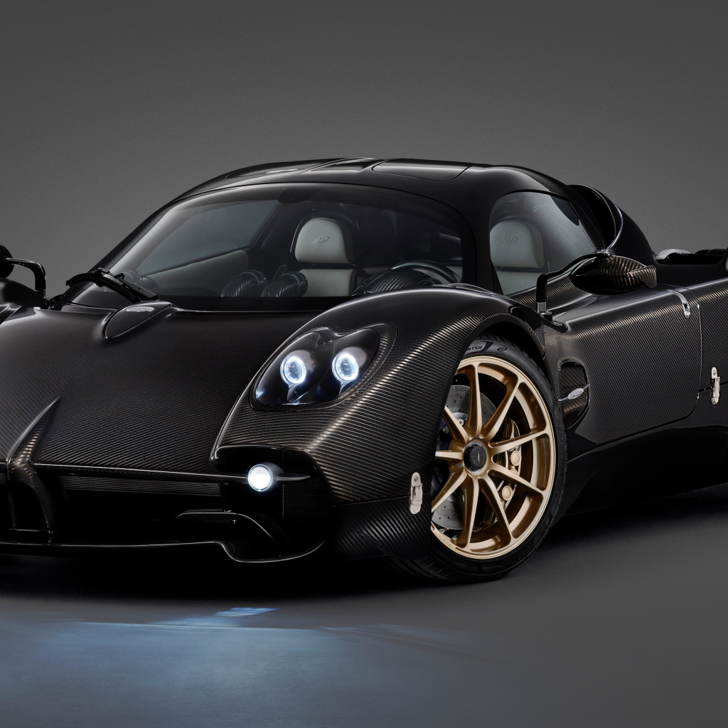 Черный быстрый автомобиль Pagani Utopia