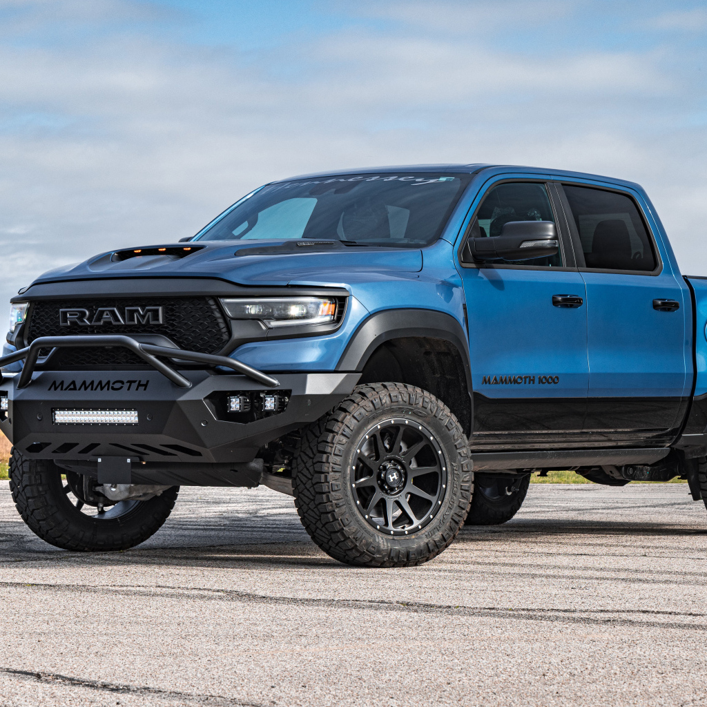 Синий автомобиль Hennessey Mammoth 1000 Last Stand 2024 года
