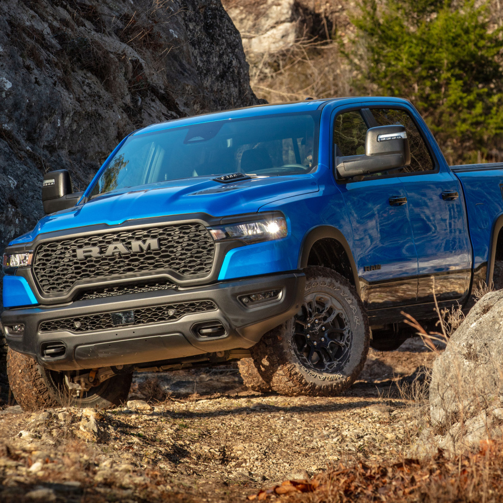 Синий пикап Ram 1500 Rebel Crew Cab 2025 года