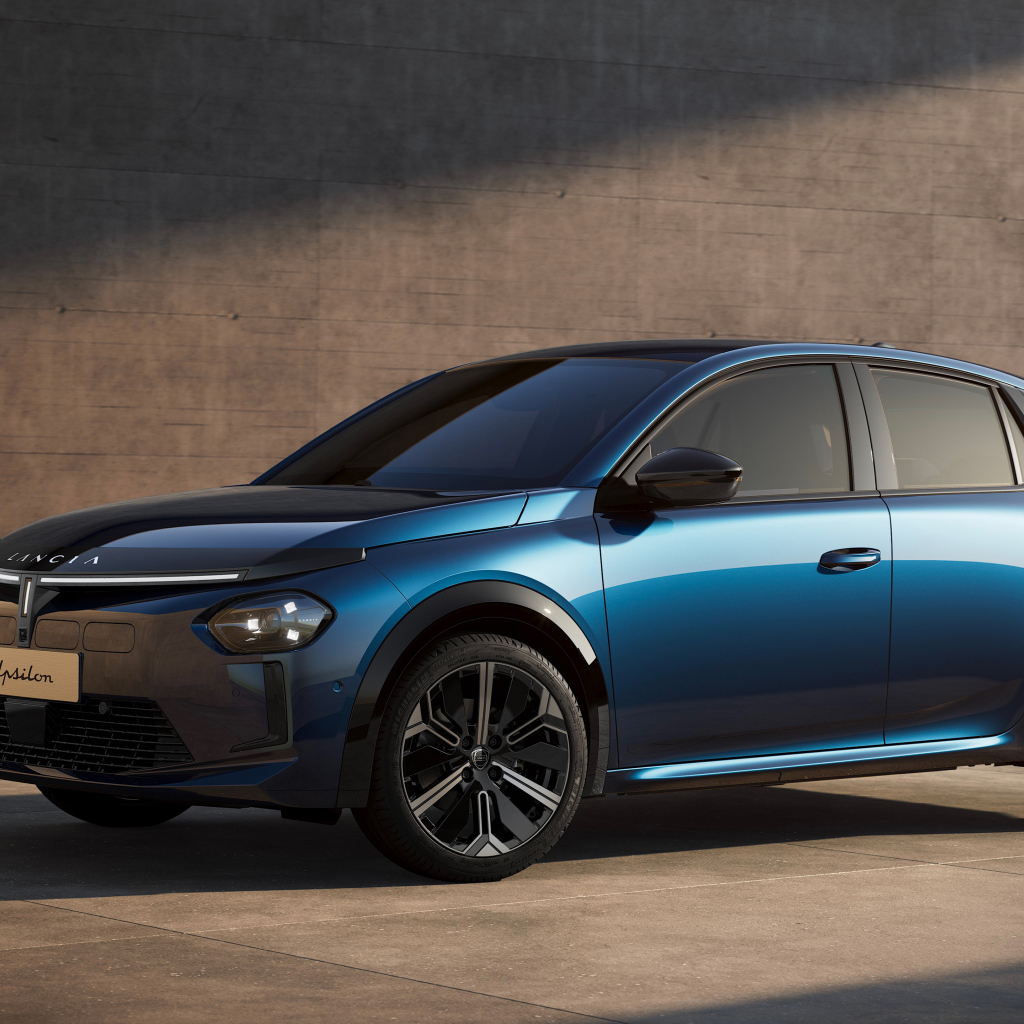 Синий автомобиль Lancia Ypsilon Edizione Limitata Cassina 2024 года