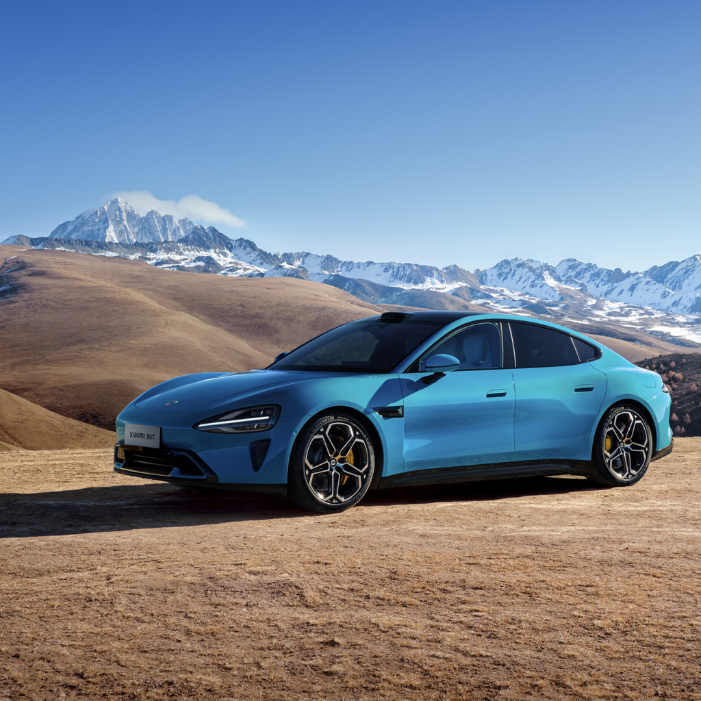 Синий автомобиль Xiaomi SU7 2024  года