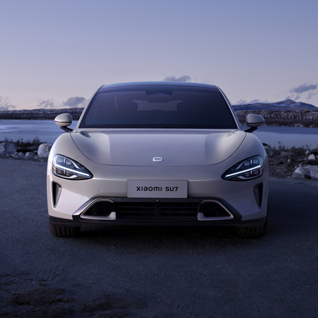 Вид спереди на автомобиль Xiaomi SU7 2024 года