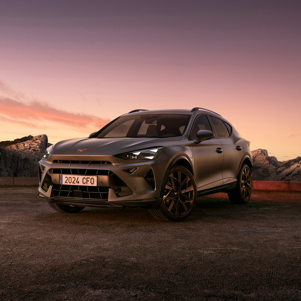 Вид спереди на автомобиль Cupra Formentor EHybrid 2024 года