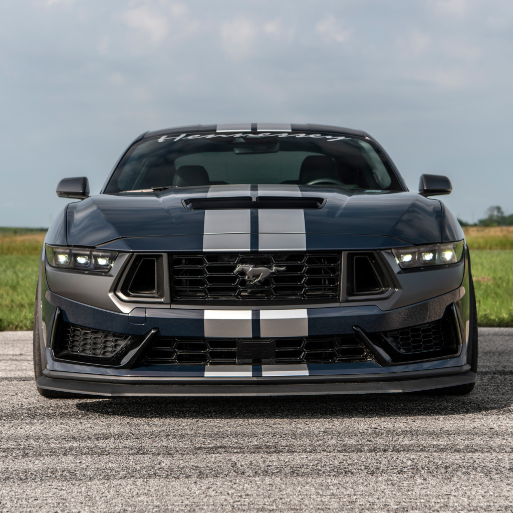 Вид спереди на быстрый автомобиль Hennessey H850 Mustang Dark Horse 2024  года