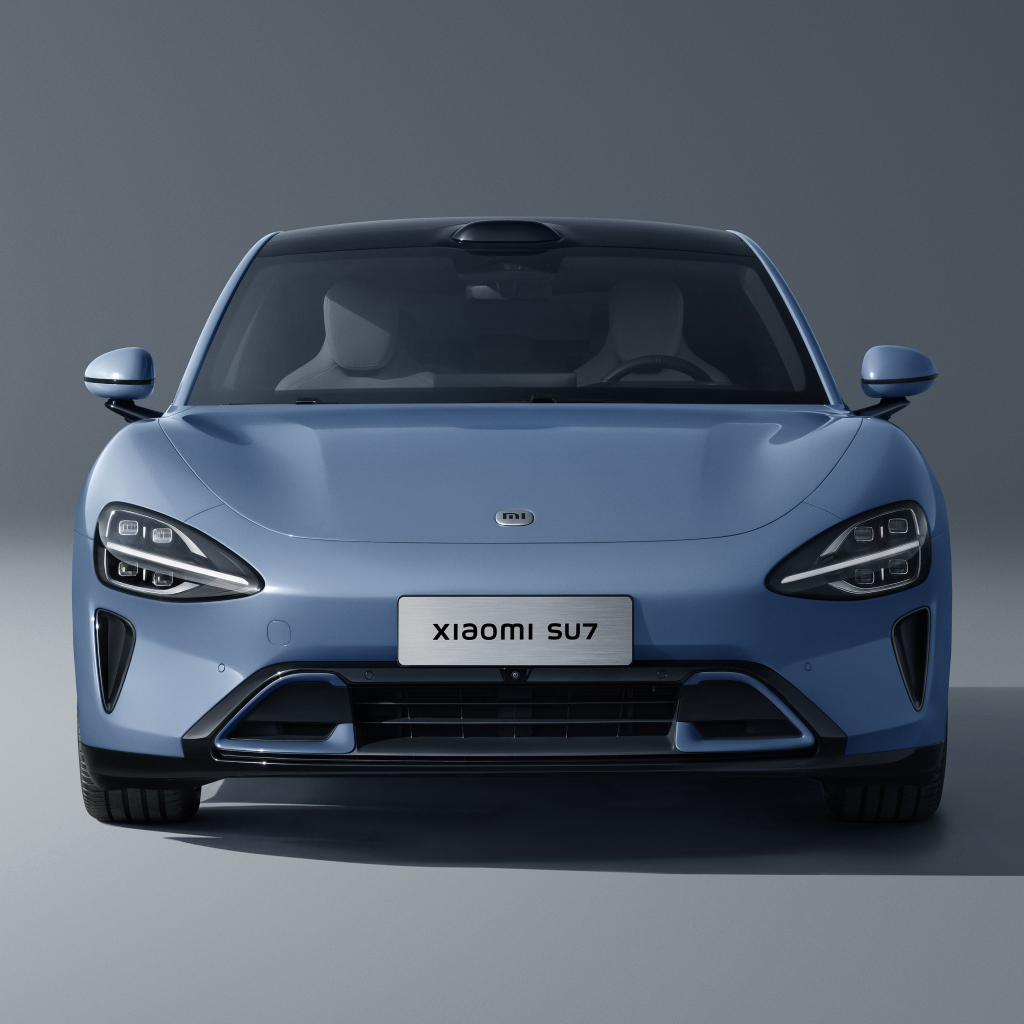 Вид спереди на автомобиль Xiaomi SU7 Max 2024  года