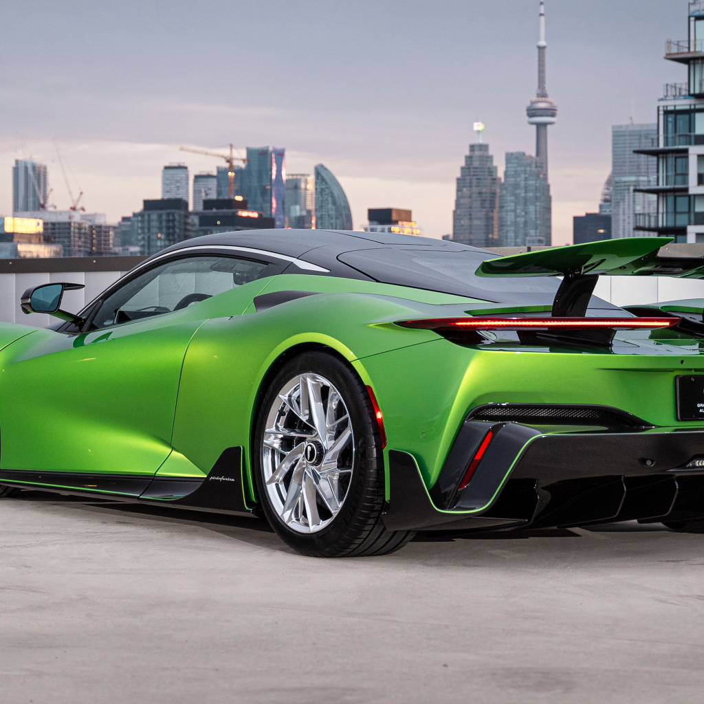 Зеленый автомобиль Pininfarina Battista Furiosa Package вид сзади