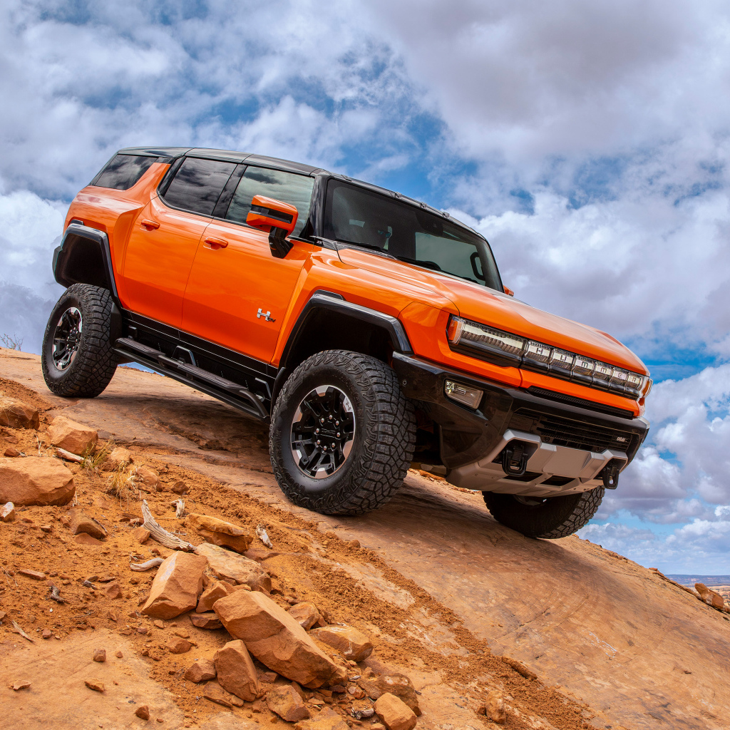 Оранжевый внедорожник GMC Hummer EV 2024 года
