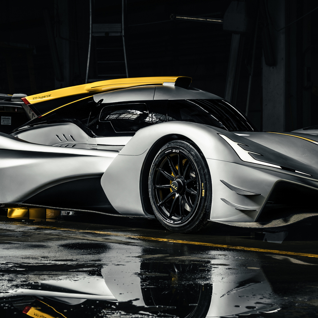 Гоночный Hypercar 777 на трассе