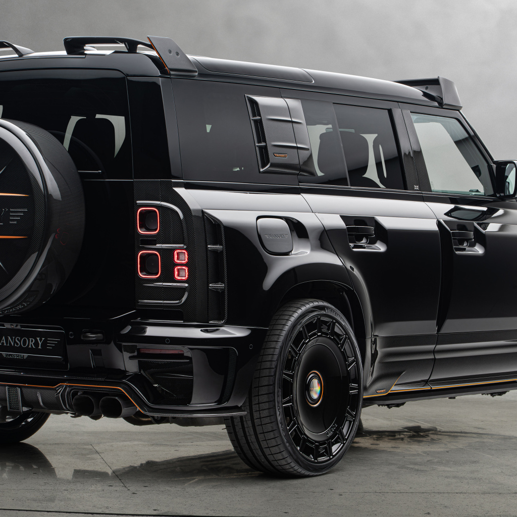 Вид сзади на черный автомобиль Mansory Land Rover Defender 110 Black Edition 2024 года
