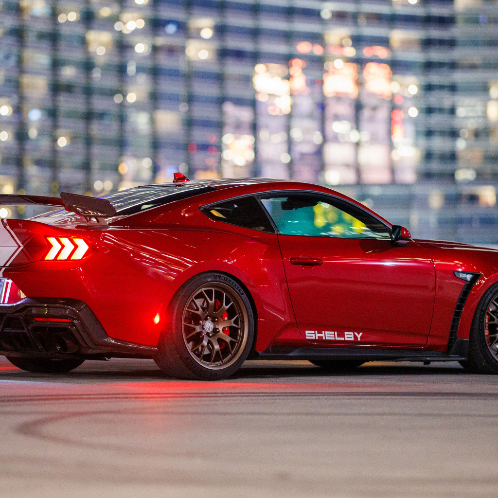 Вид сзади на красный автомобиль  Shelby Super Snake 2024 года