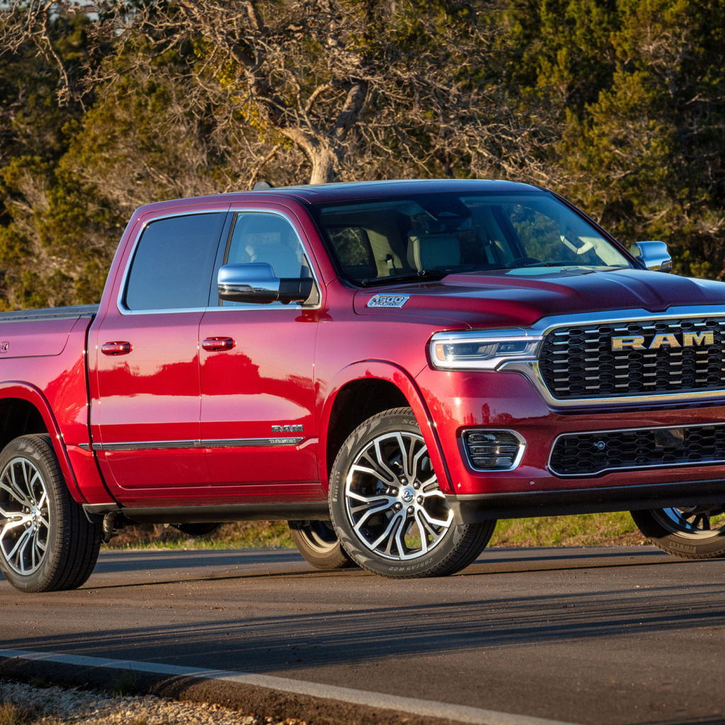 Красный пикап Ram 1500 Tungsten Crew Cab 2025 года