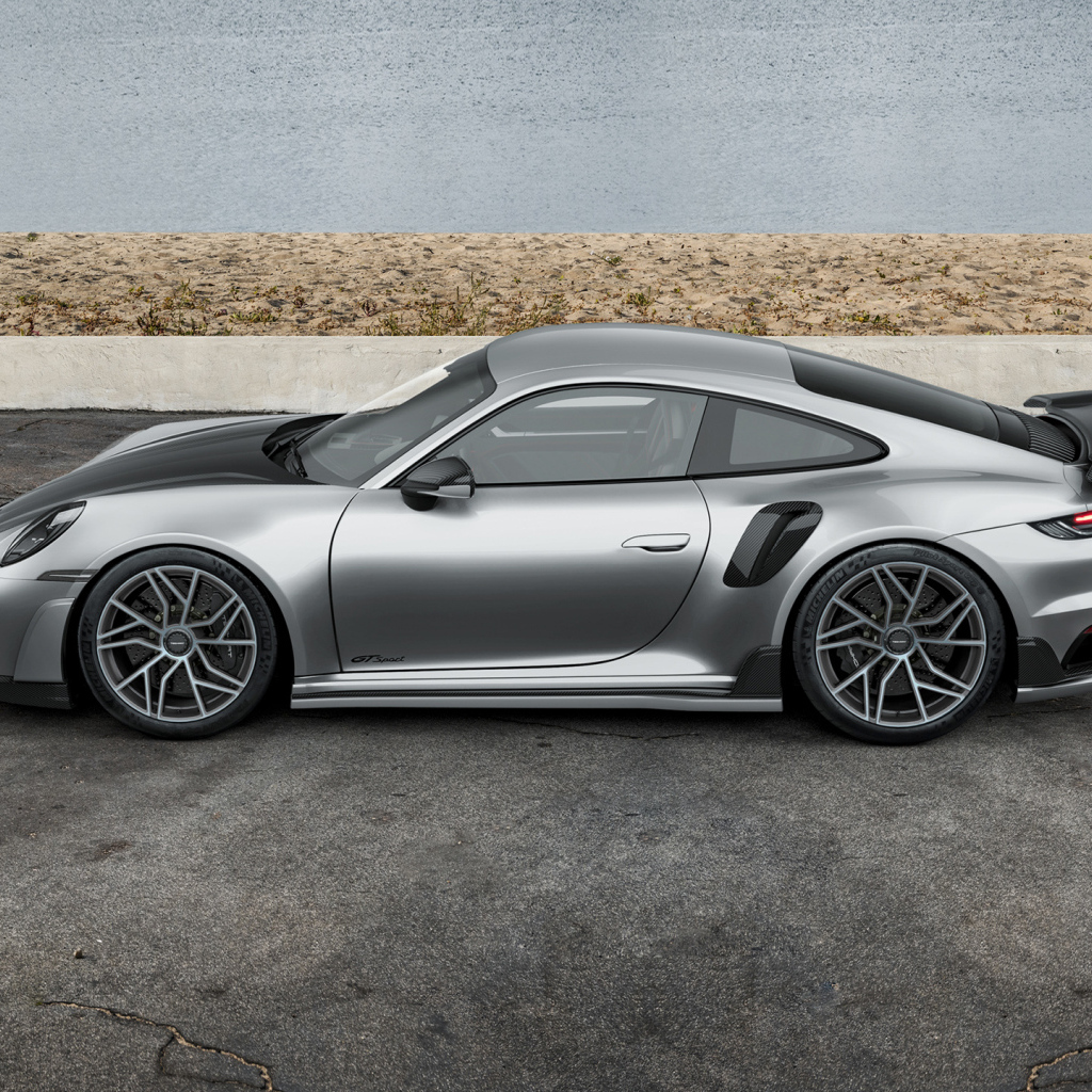 Вид сбоку на серебристый автомобиль TechArt GTsport 2024 года