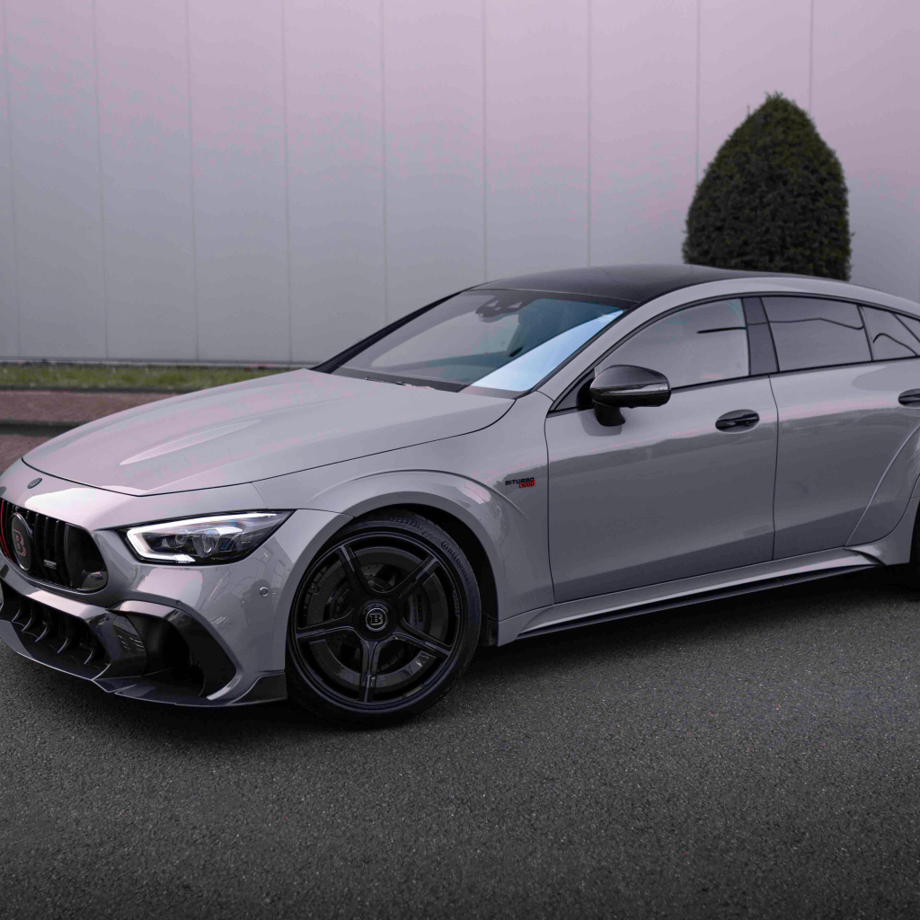 Серебристый автомобиль Brabus Rocket 1000 2024 года