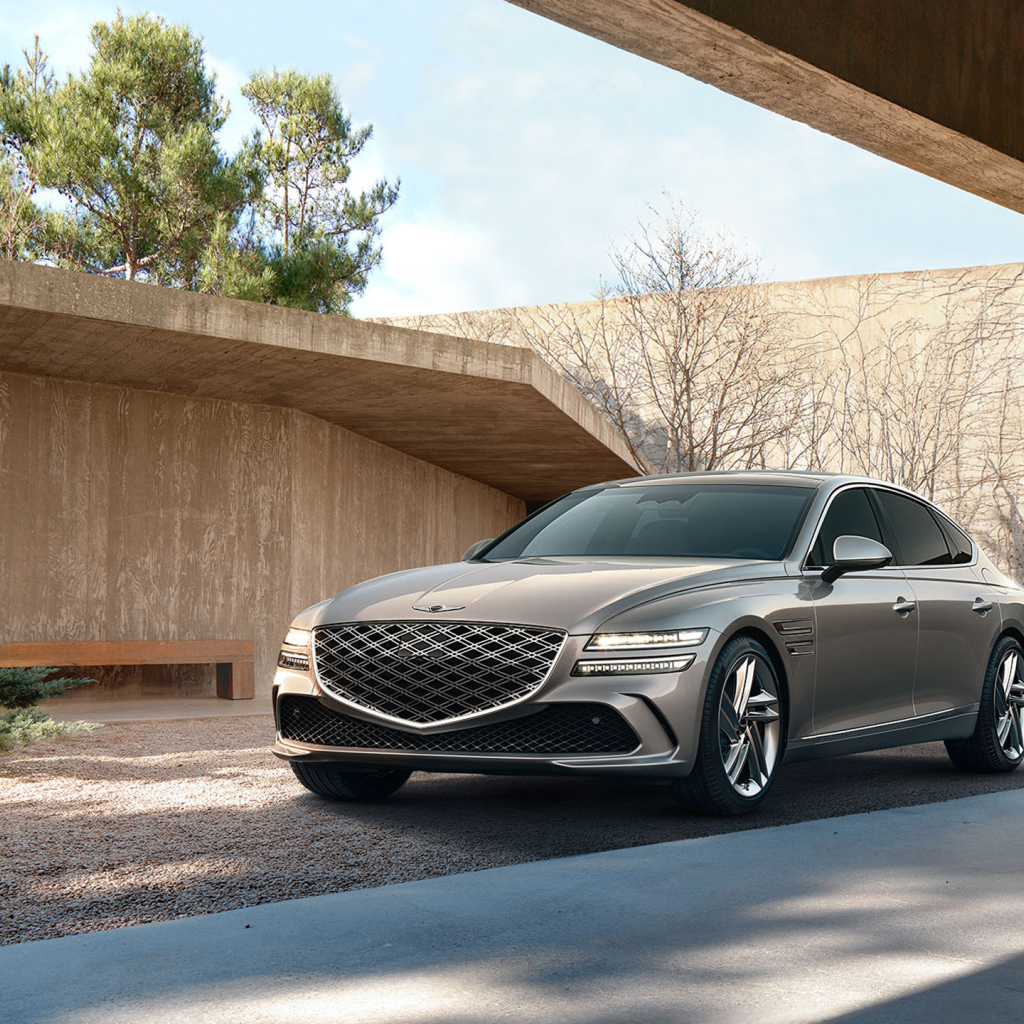 Серебристый автомобиль Genesis G80 AWD