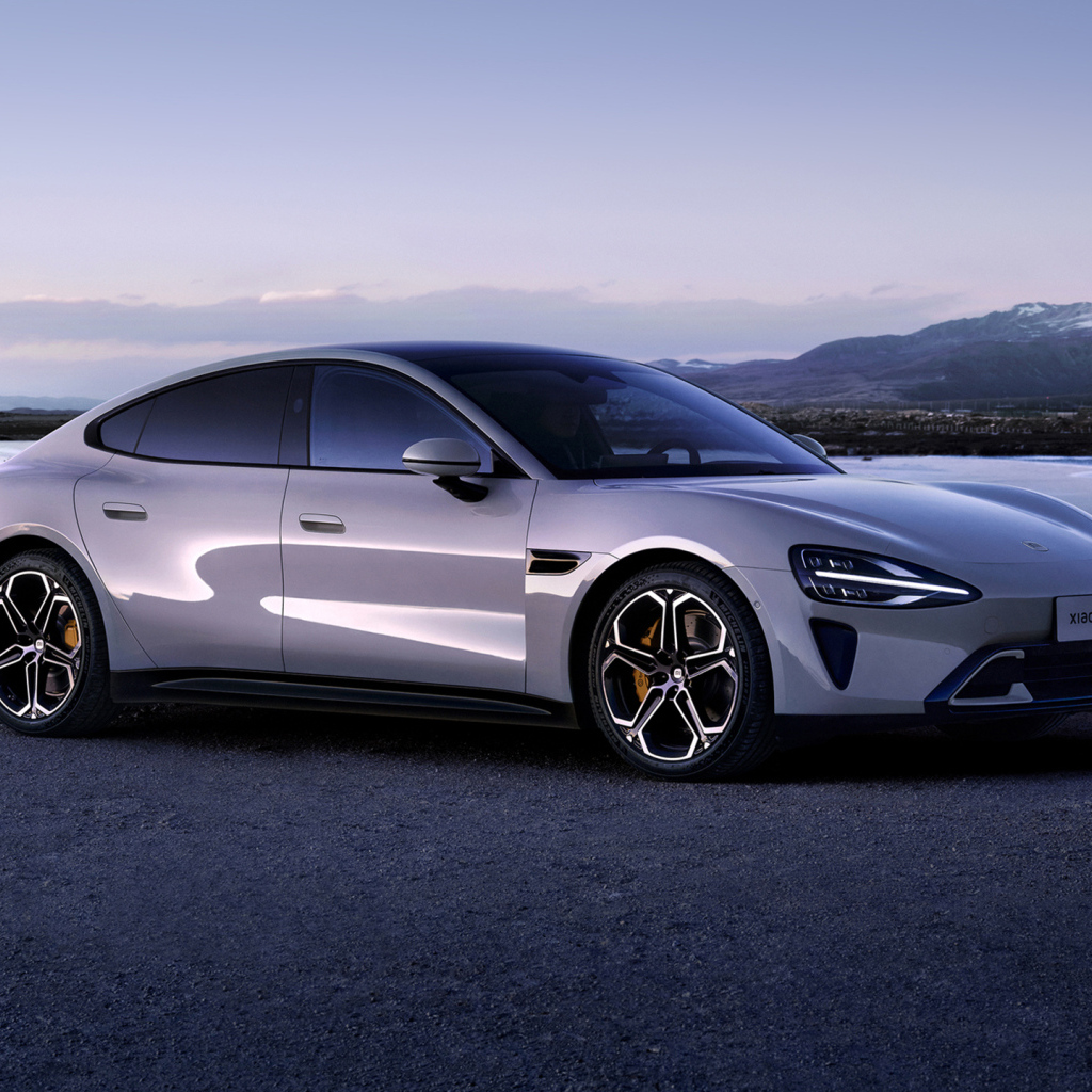 Серебристый автомобиль Xiaomi SU7 2024 года