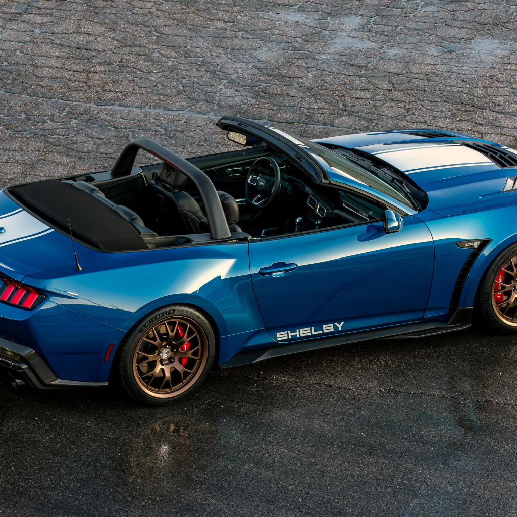 Вид сверху на автомобиль Shelby Super Snake Convertible 2024 года