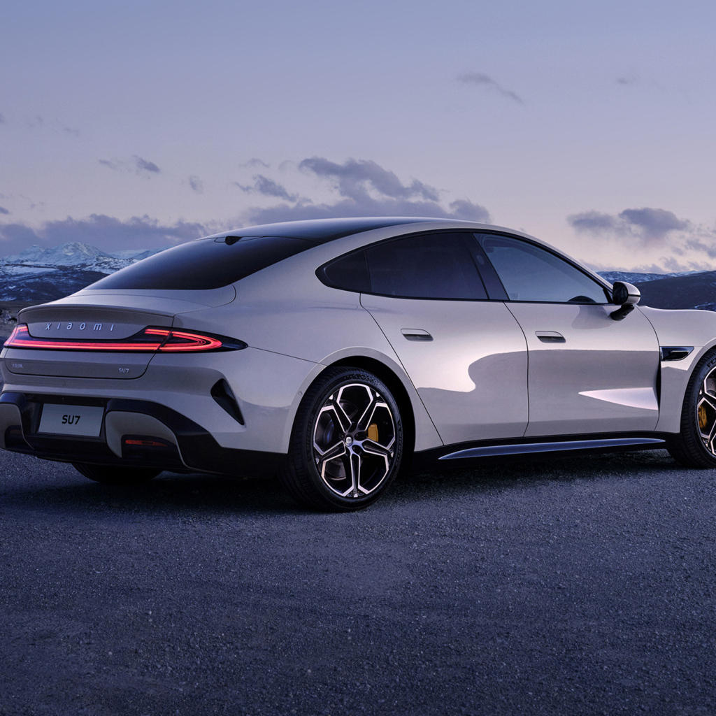Автомобиль Xiaomi SU7 2024 года вид сзади