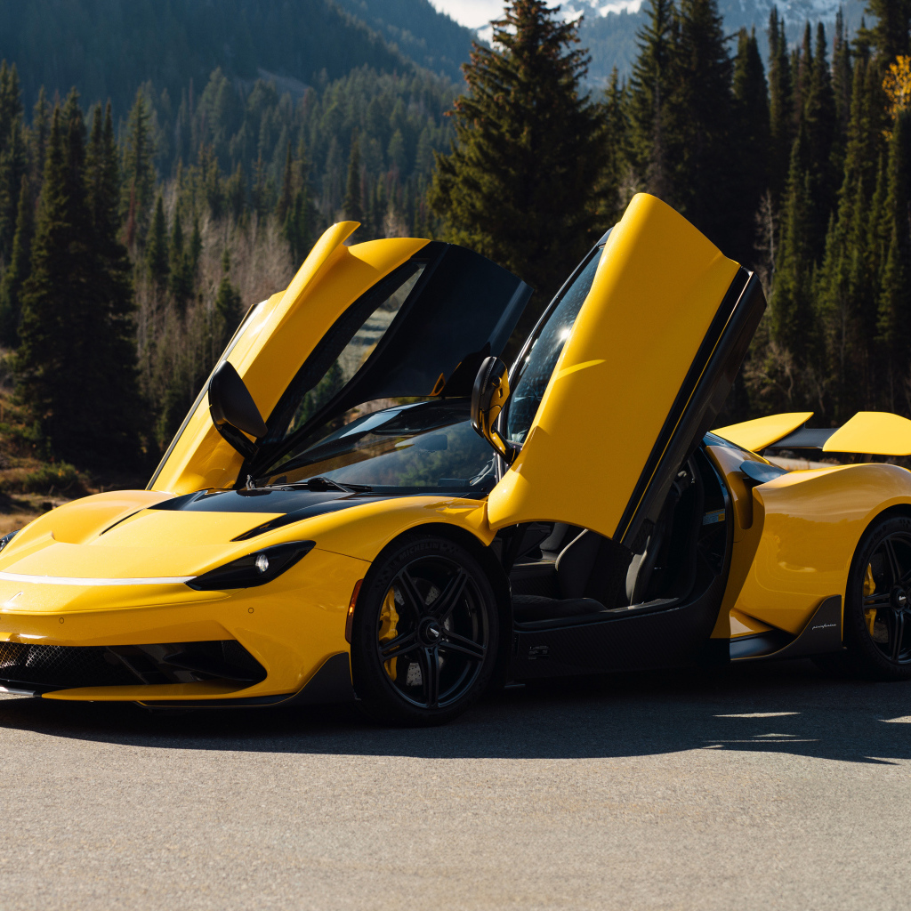 Желтый автомобиль Pininfarina Battista Furiosa Package  с открытыми дверями