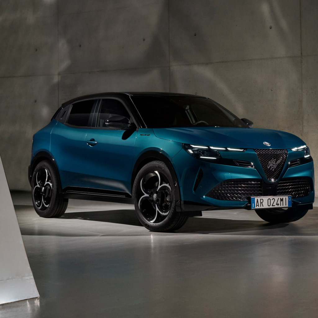 Автомобиль Alfa Romeo Milano Ibrida 2024 года