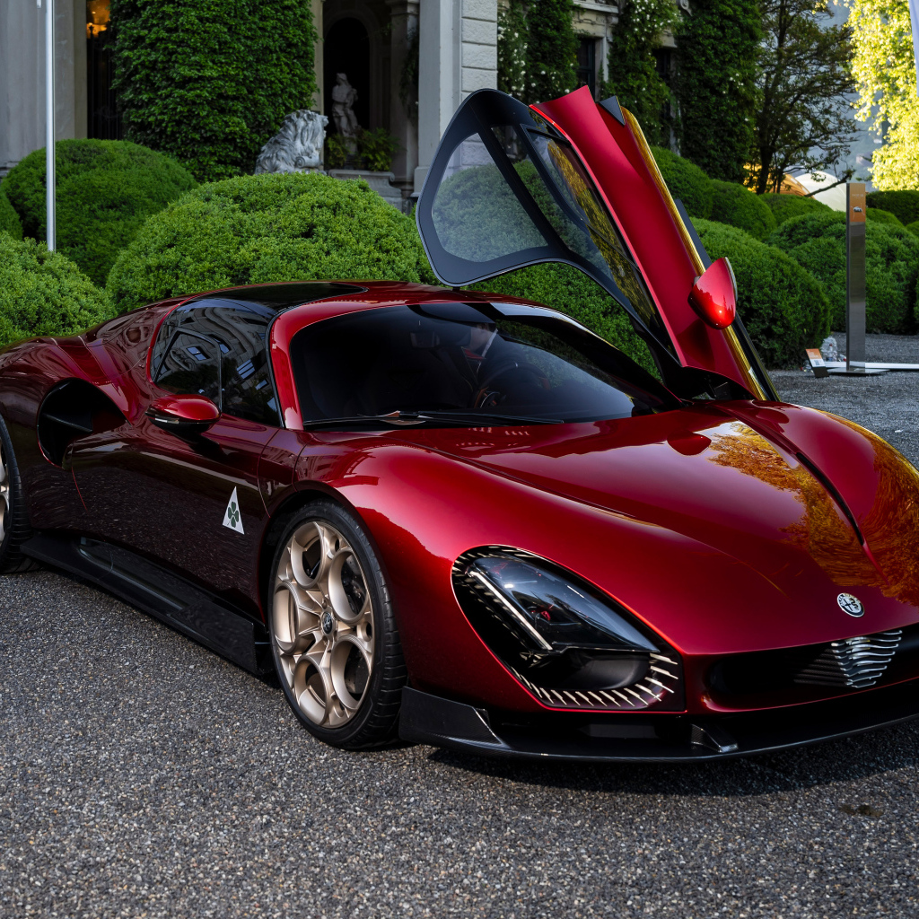 Бордовый автомобиль Alfa Romeo 33 Stradale