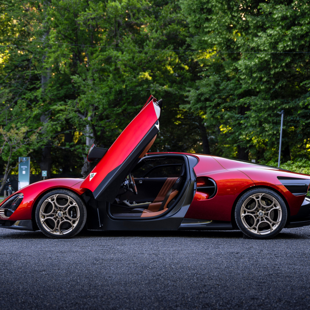 Красный Alfa Romeo 33 Stradale  с открытыми дверями