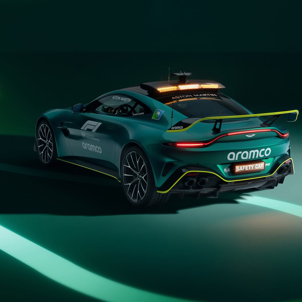Гоночный автомобиль Aston Martin Vantage F1 Safety Car 2024 года вид сзади