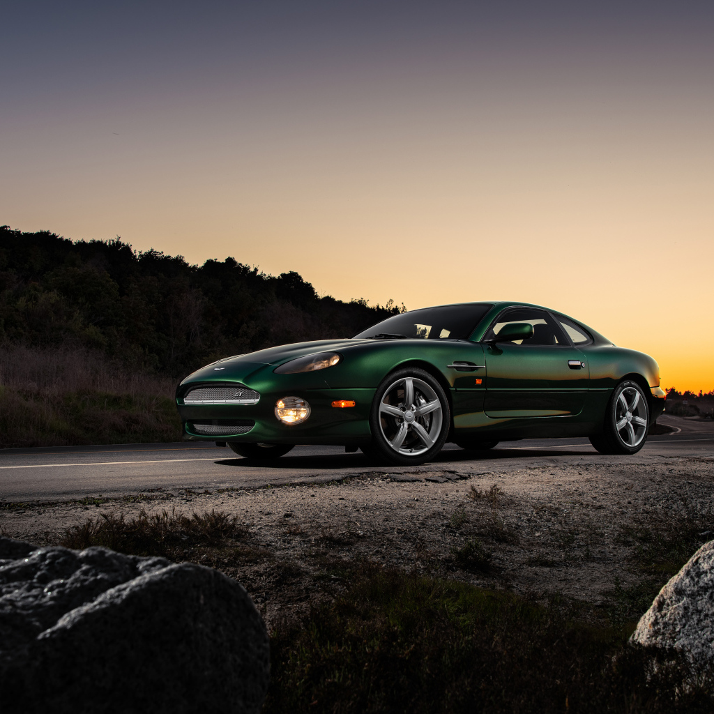 Автомобиль Aston Martin DB7 GT на фоне заката