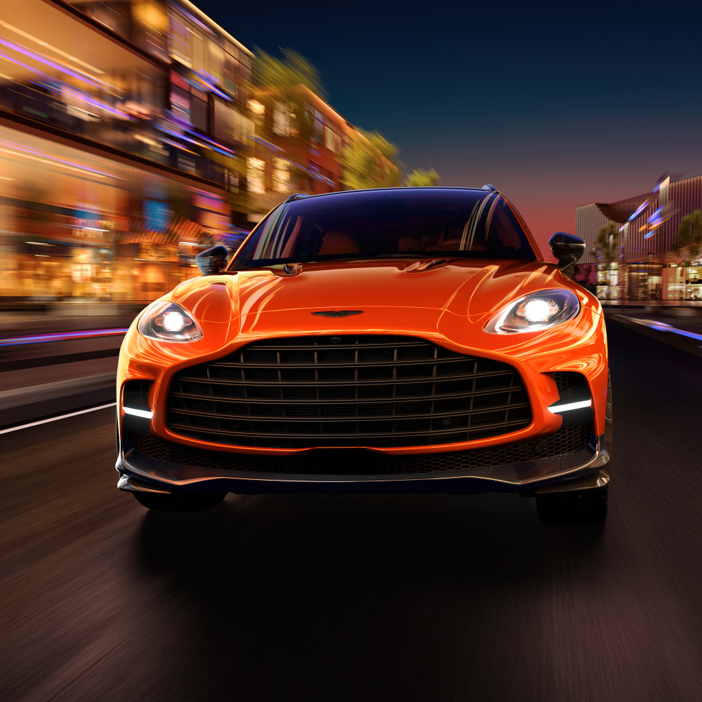 Вид спереди на автомобиль Aston Martin DBX707 2024 года