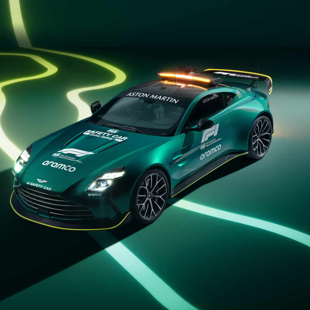 Зеленый гоночный автомобиль Aston Martin Vantage F1 Safety Car 2024 года