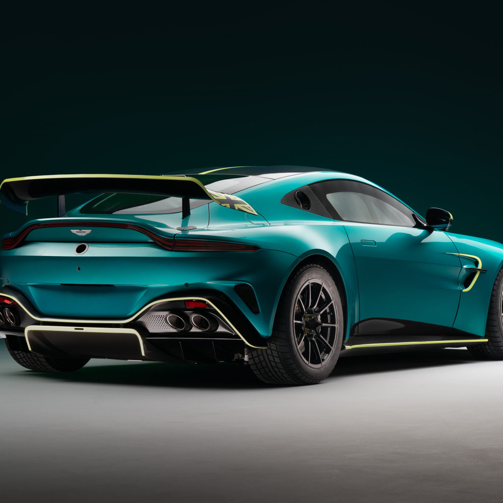 Вид сзади на автомобиль Aston Martin Vantage GT4 2024 года