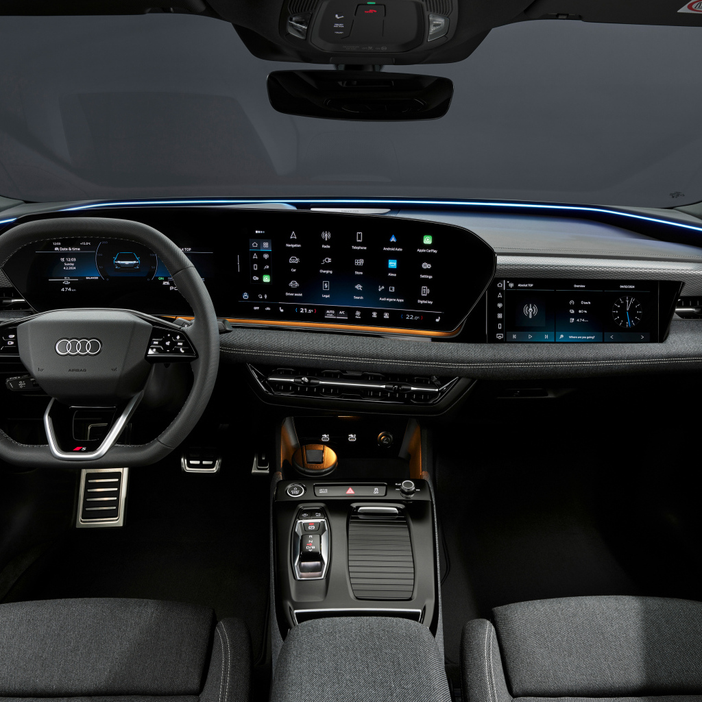 Черный салон автомобиля Audi A6 Sportback e-tron performance 2024 года