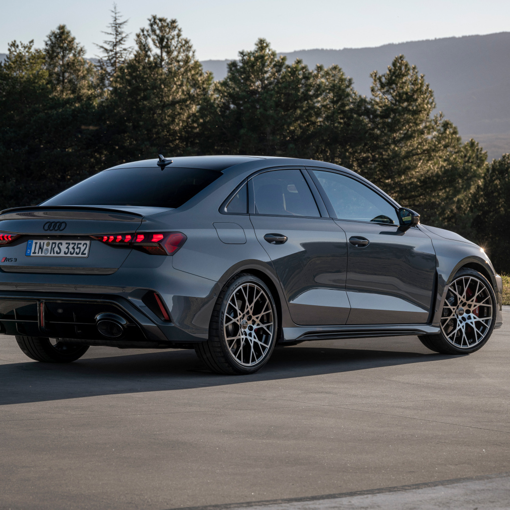 Вид сзади на автомобиль Audi RS 3 Sedan 2024 года