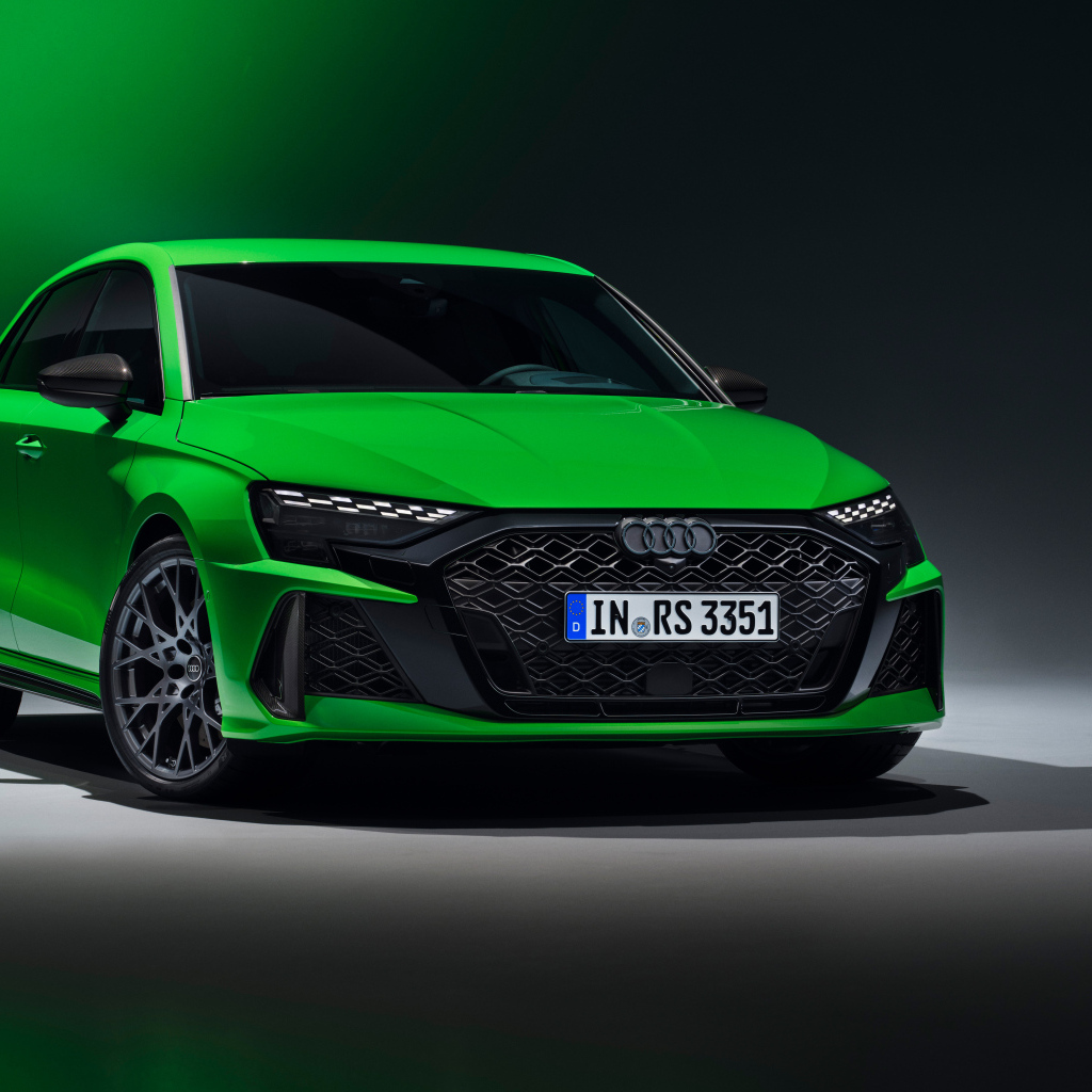 Зеленый автомобиль Audi RS 3 Sportback 2024 года