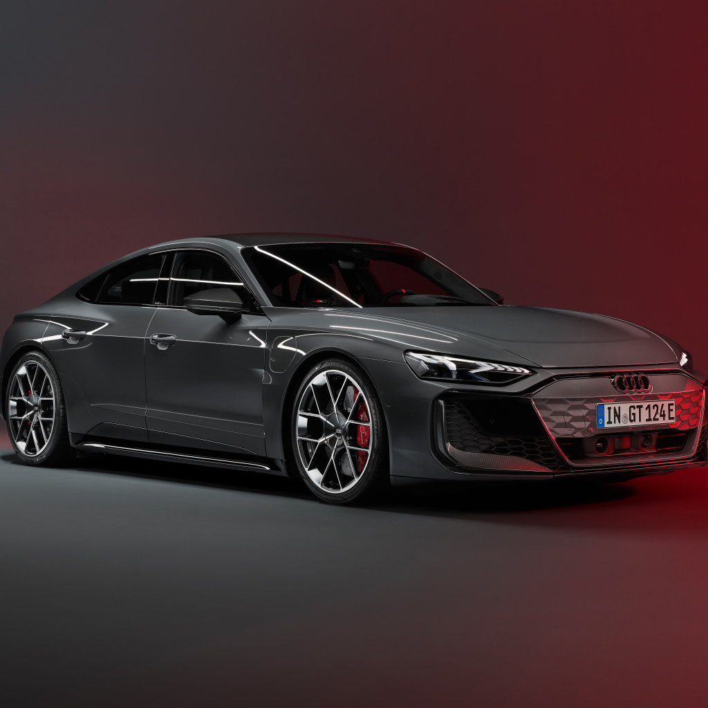 Автомобиль Audi RS e-tron GT 2024 года на красном фоне