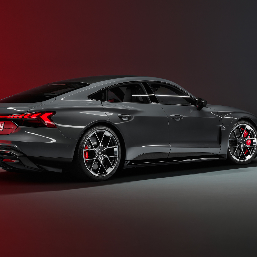 Вид сзади на автомобиль Audi RS e-tron GT 2024 года