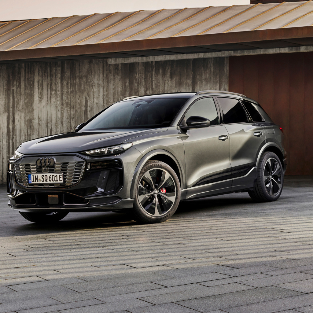 Автомобиль Audi SQ6 E-Tron 2024 года у стены