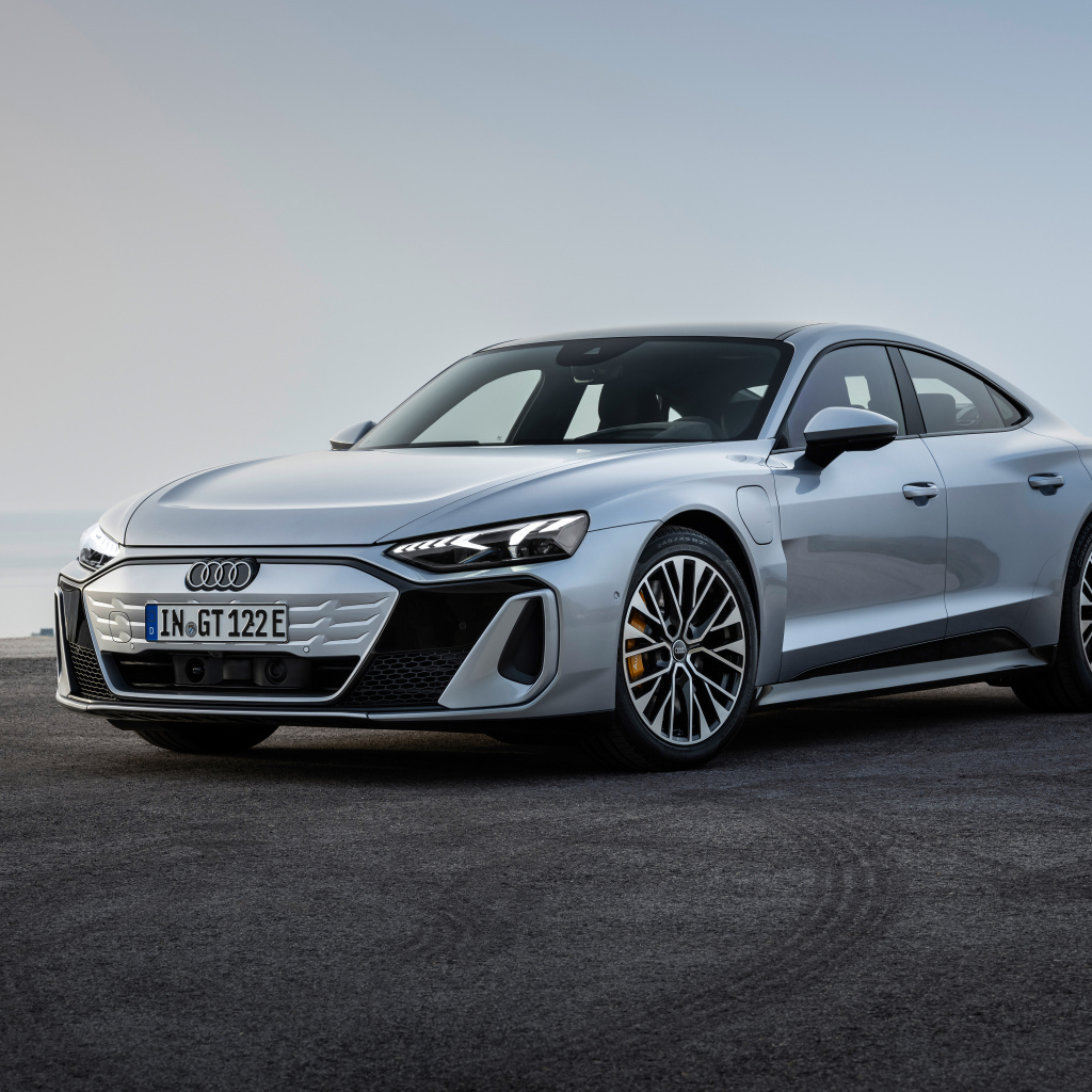 Серебристый автомобиль Audi S e-tron GT 2024 года