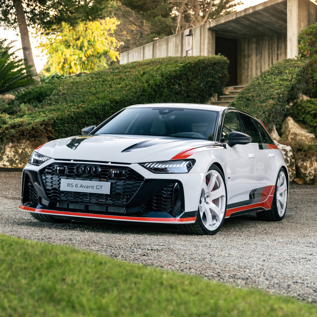 Автомобиль Audi RS 6 Avant GT 2024 года у дома
