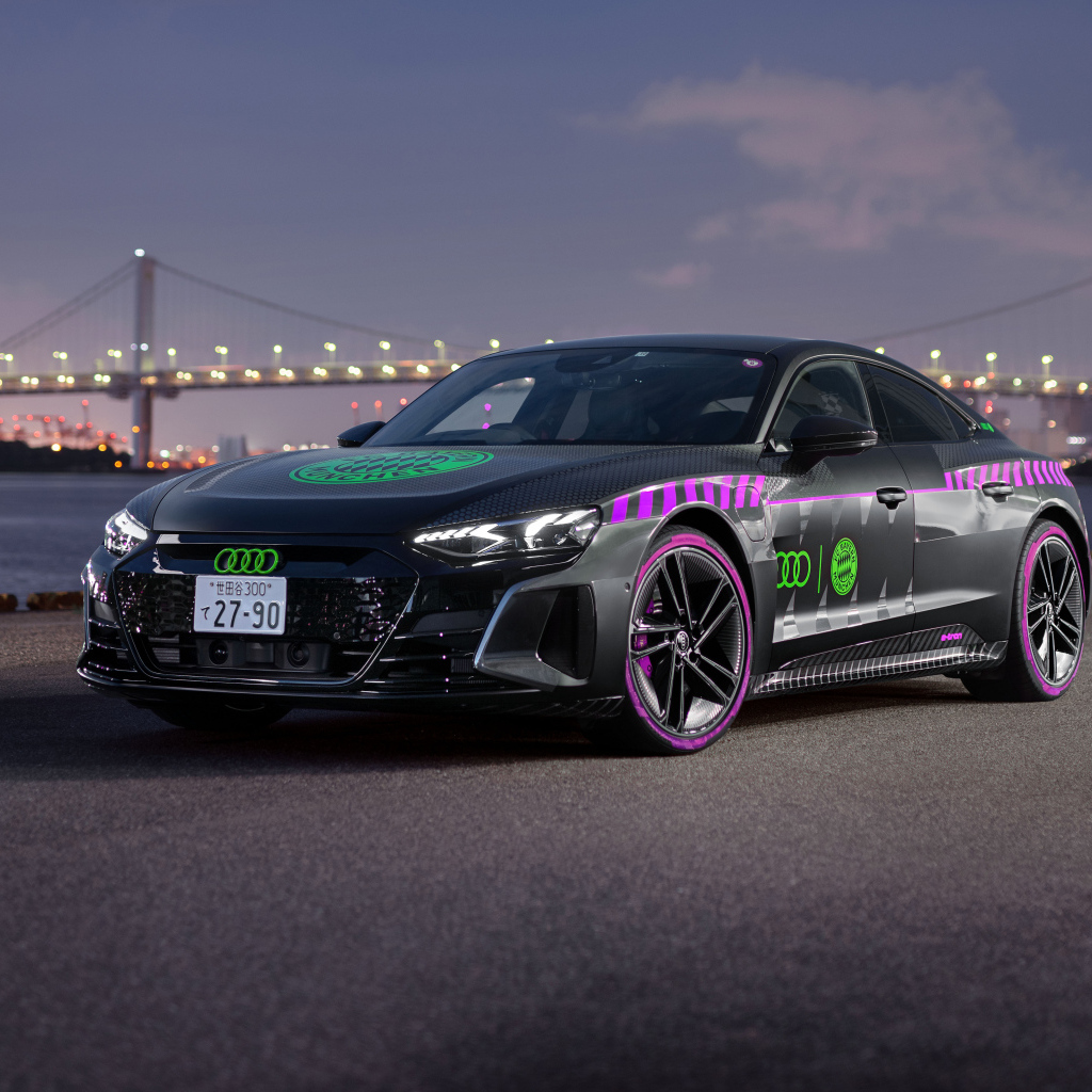 Автомобиль Audi RS E-Tron GT FC Bayern Concept вечером